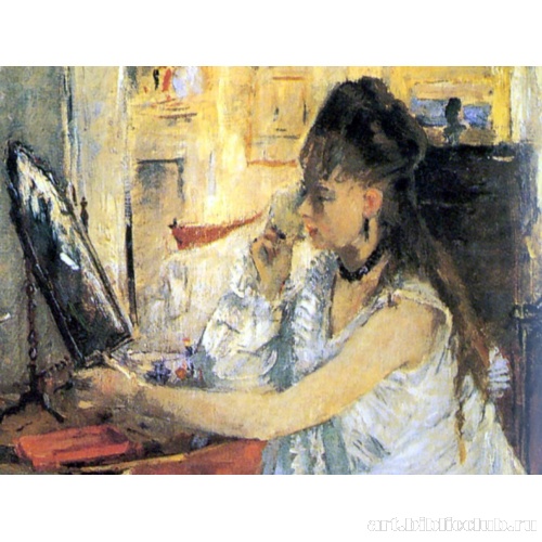 Пудрящаяся молодая женщина