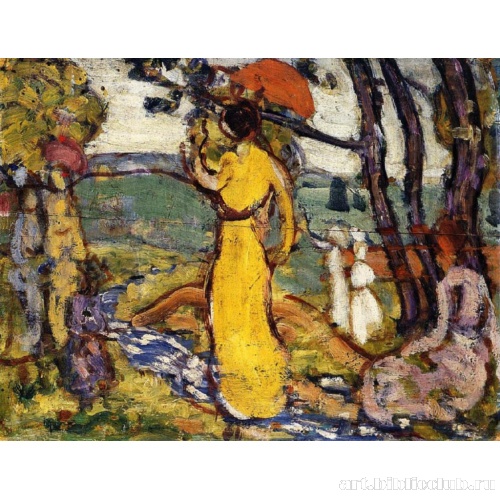 Женщина в желтом в парке