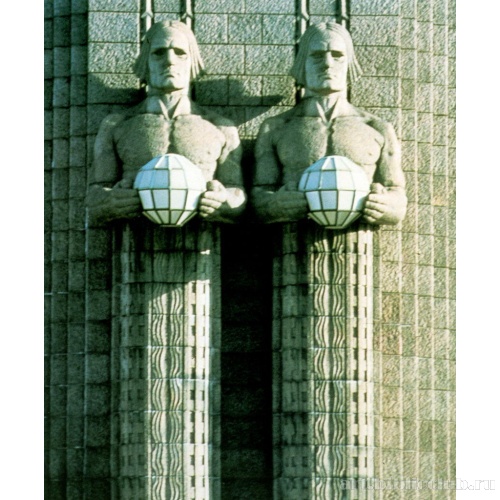 Центральный вокзал Хельсинки. Фигуры у главного подъезда