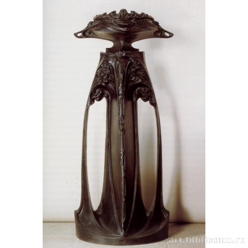 Садовая ваза на собственном цоколе