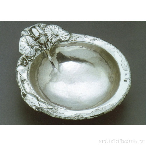 Чаша с майским жуком на листьях кувшинки