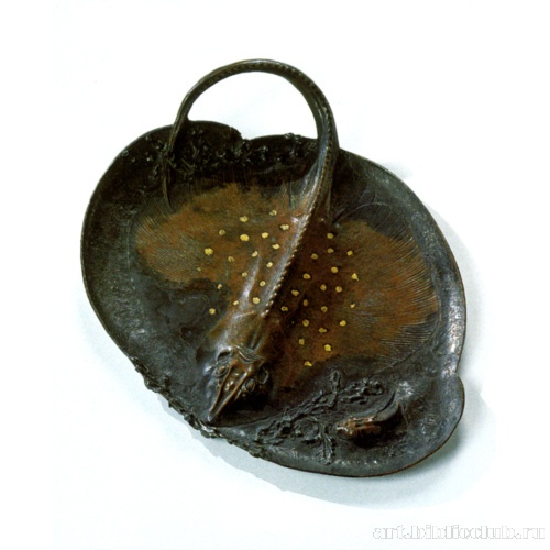 Поднос в форме ската, лежащего на морском дне