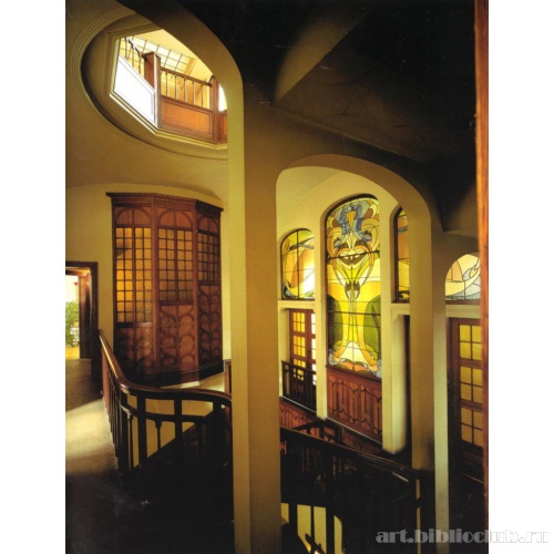 Особняк Отле. Холл бельэтажа в лестничном проеме