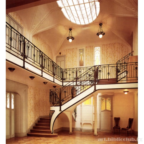 Отель Поля Меззара. Интерьер и вид на дверь одной из комнат