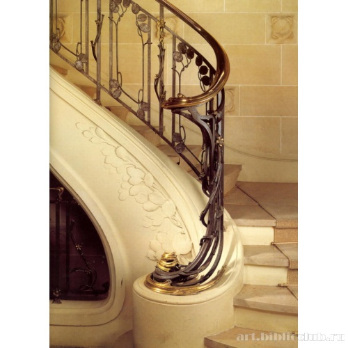 Лестничный марш в банке Рено