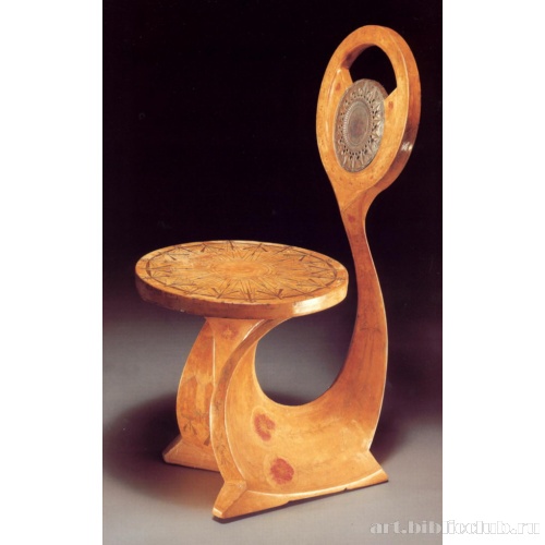 Стул в форме улитки, вид сбоку