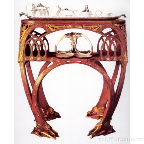 Чайный столик с сервизом