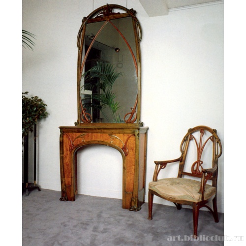Камин с надкаминным зеркалом и креслом