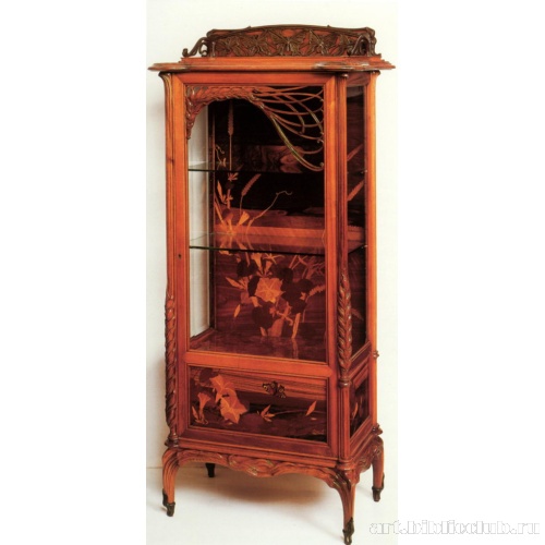 Витрина с колосьями пшеницы, цветами и бабочками