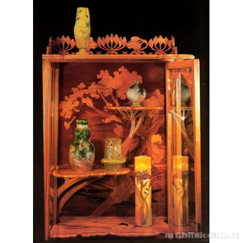 Витрина с четырьмя вазами