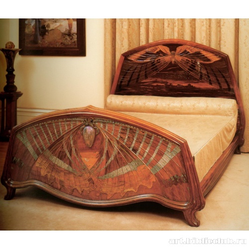 Кровать «Заря и сумерки» с изображением ночных бабочек