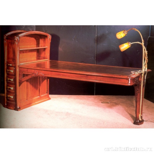 Письменный стол с лампой (абажуры - братья Дом, заменены позднее)