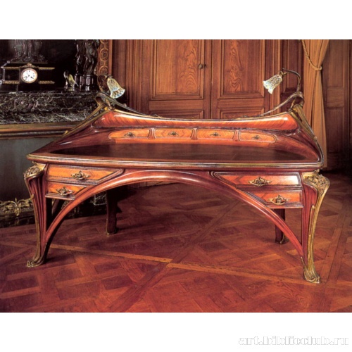 Письменный стол с орхидеями