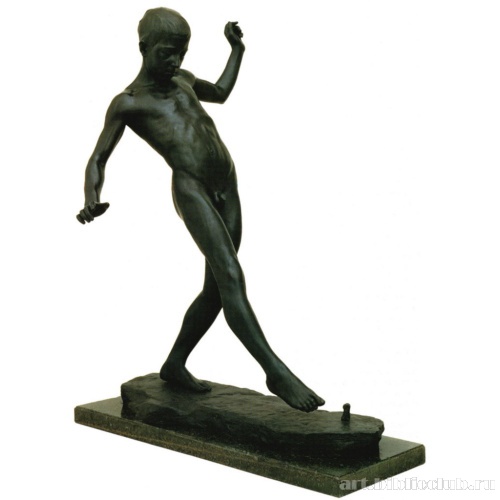 Играющий мальчик