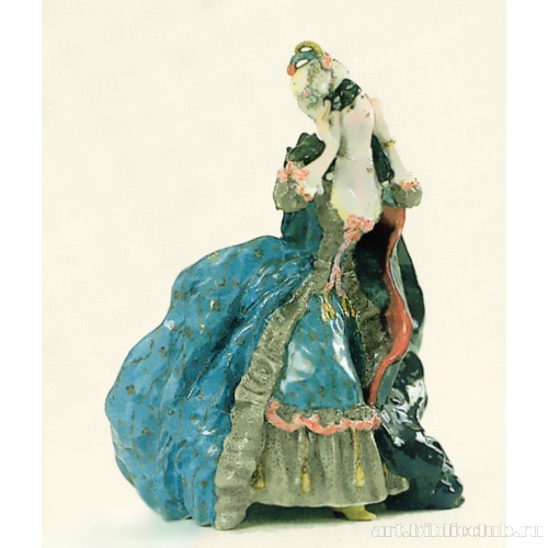 Дама, снимающая маску