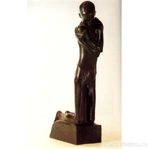 Коленопреклоненный мальчик у фонтана