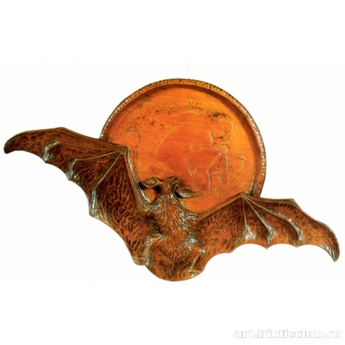 Летучая мышь и диск с изображением обнаженной на коленях