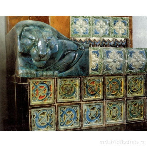 Печь-лежанка в проходной комнате усадебного дома в Абрамцеве