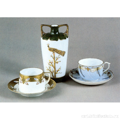 Ваза с изображением павлина; чашки с блюдцами с изображением бабочек и стрекоз