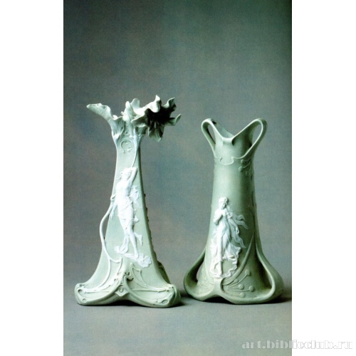 Вазы зеленого бисквита с рельефным изображением женских фигур