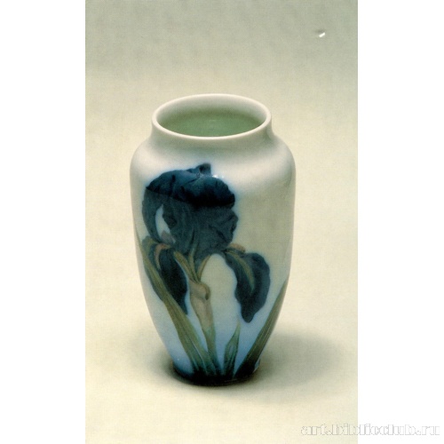 Ваза с ирисом