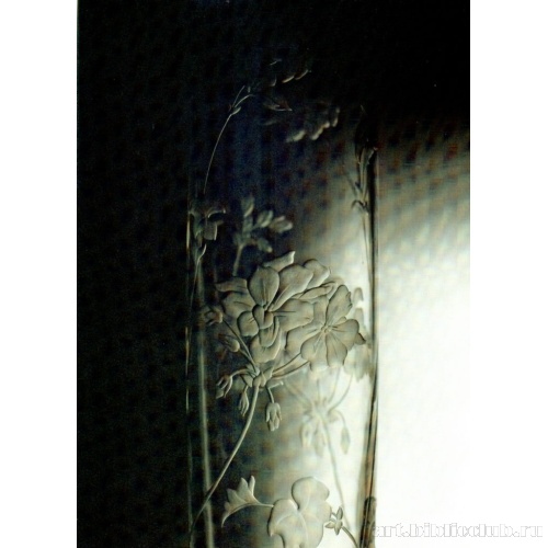 Ваза гравированного стекла с цветочным узором, фрагмент