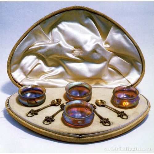 Набор из четырех солонок с ложечками в футляре