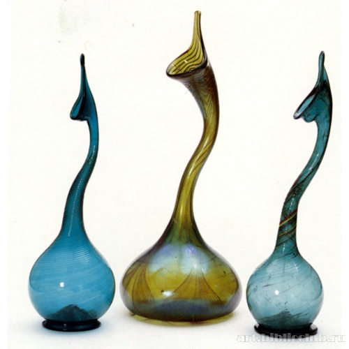 Стеклянная ваза (в центре); слева и справа две персидские вазы