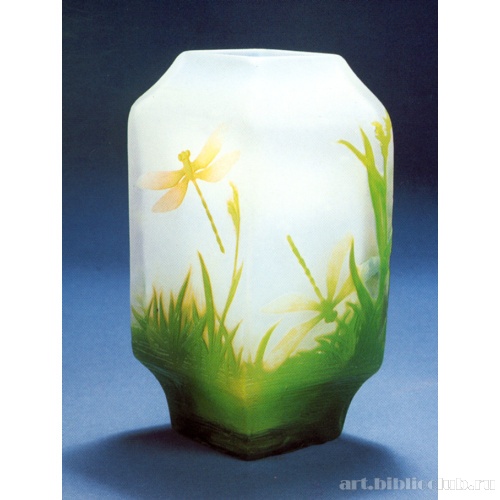 Ваза со стрекозами, парящими над травой