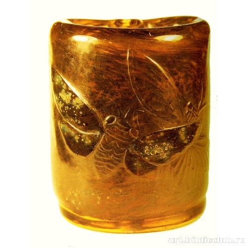 Ваза «Грусть» с изображением мотыльков, символизирующих полет души к небесам