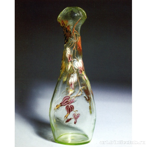 Ваза с цветами фуксии и чашевидным горлом