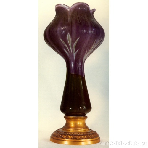 Настольная лампа в форме цветка с листьями аканта