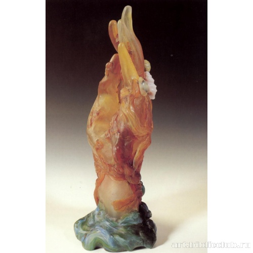 Рука в перстнях и водорослях