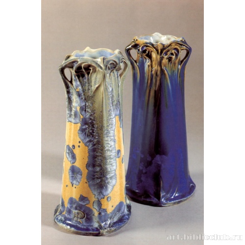 Две синие вазы