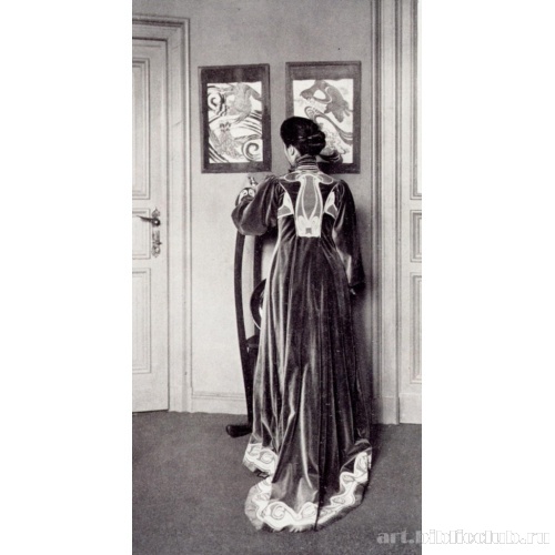 Фотография жены ван де Вельде в платье, выполненном по эскизу самого художника