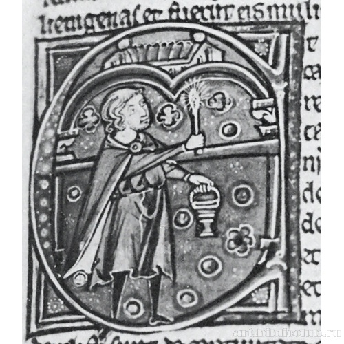 Человек окропляет святой водой