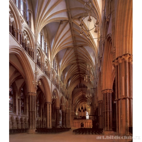 Интерьер центрального нефа, вид на восток