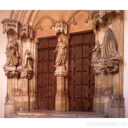 Портал часовни. Мемориал Филиппа Смелого