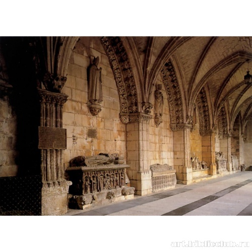 Клуатр, западное крыло, статуи королей и епископов