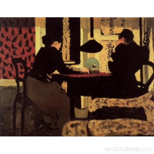 При свете лампы