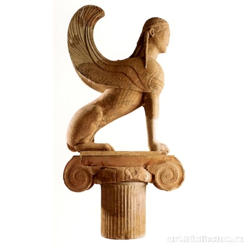 Навершие архаической ионической колонны в виде сфинкса из святилища земли в Дельфах