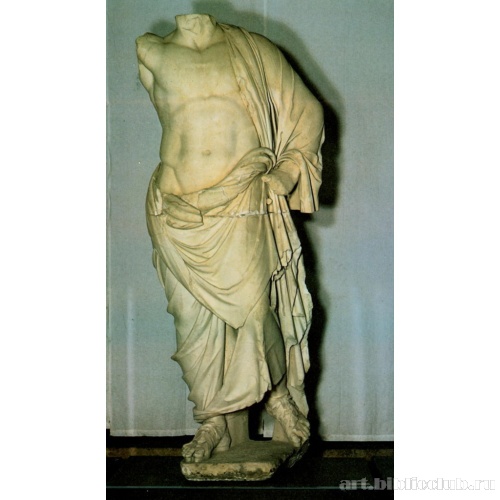 Статуя мужчины в плаще