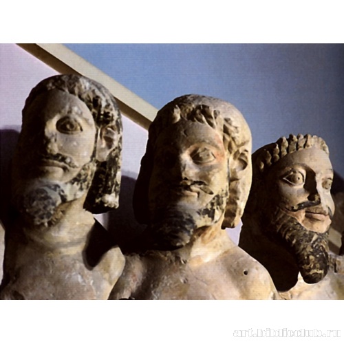 Головы с фронтона первого храма Афины