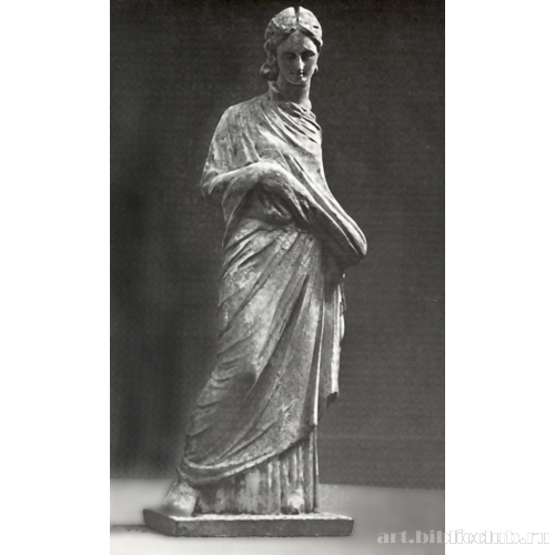 Девушка, закутанная в плащ. Статуэтка из Танагры