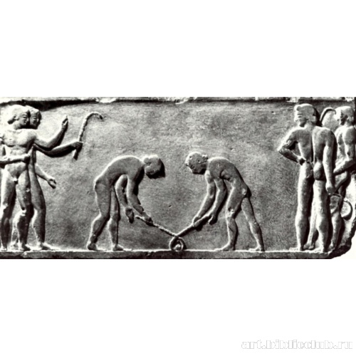 Юноши, играющие в мяч. Рельеф базы статуи из Афин