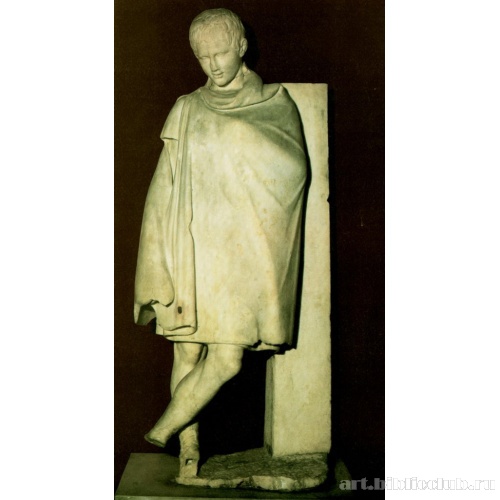 Статуя отдыхающего юного атлета