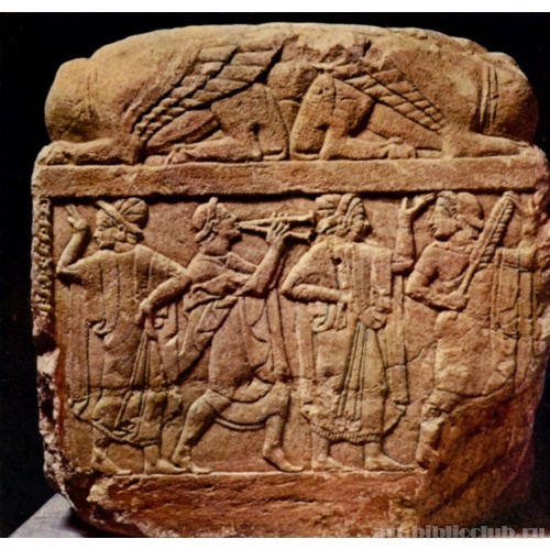 Урна с рельефным изображением танцующих