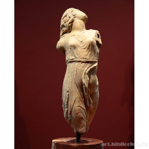 Статуя танцующей менады, т.н. Дрезденская менада (вид спереди)