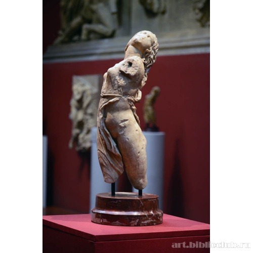 Статуя танцующей менады, т.н. Дрезденская менада (вид сбоку)