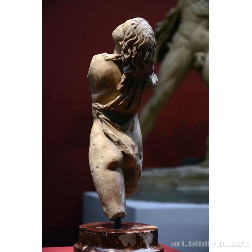 Статуя танцующей менады